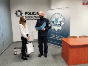 Komendant Powiatowy Policji w Starachowicach wręczył nagrody i pogratulował za wyróżnienie w ogólnopolskim konkuresie