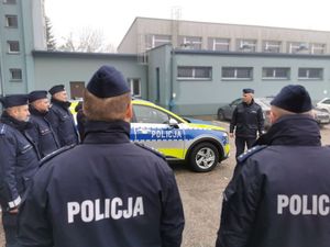 komenda, radiowóz, policjanci, plac