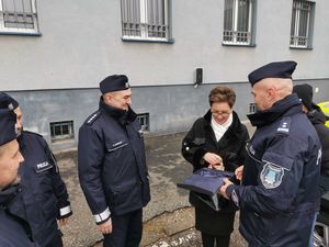 komenda, radiowóz, policjanci, plac