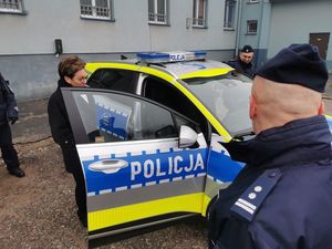 komenda, radiowóz, policjanci, plac