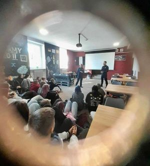 policjant,spotkanie, młodzież