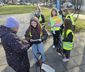 piesi, uczniowie, policjantka, chodnik