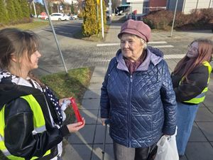 piesi, uczniowie, policjantka, chodnik