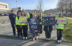 piesi, uczniowie, policjantka, chodnik