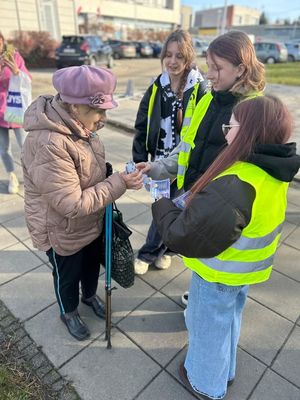 piesi, uczniowie, policjantka, chodnik