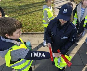 piesi, uczniowie, policjantka, chodnik
