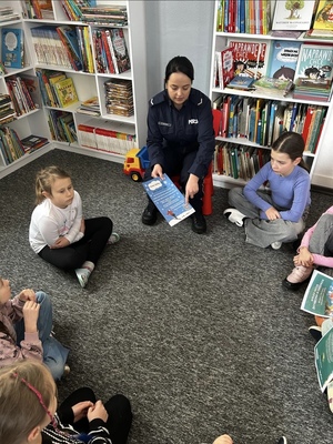 policjanci, biblioteka