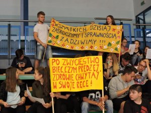 młodzież z transparentami