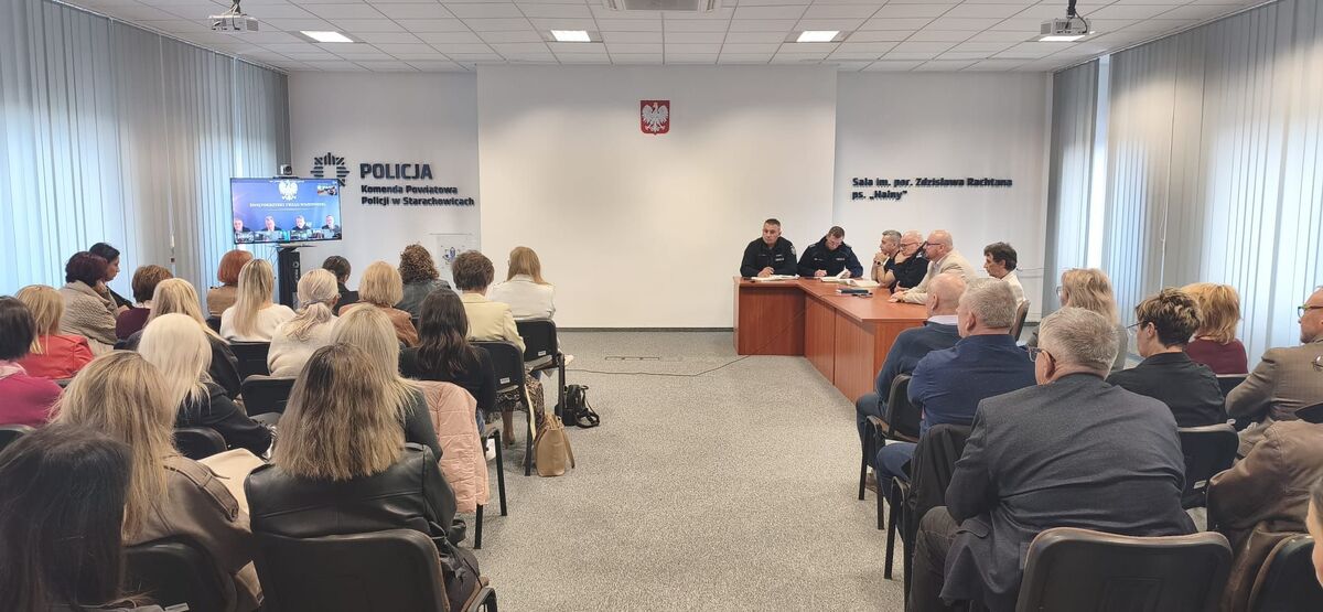 Spotkanie o bezpieczeństwie uczniów w Komendzie Powiatowej Policji
