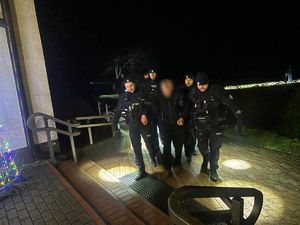 Odnaleziony senior prowadzony przez policjantów