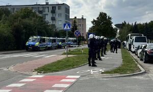 policjanci podczas zabezpieczenia